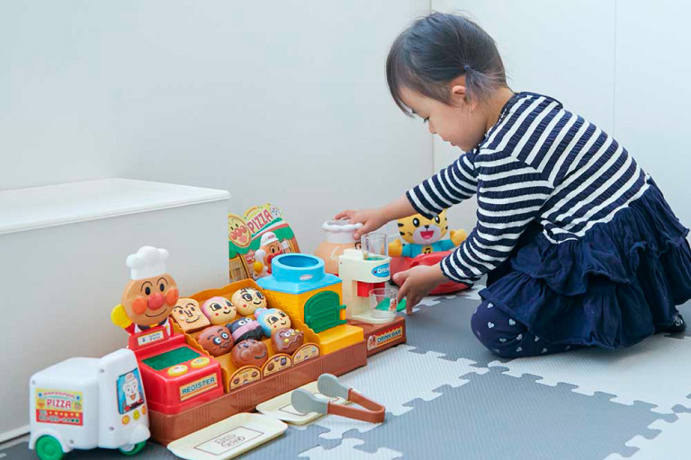 おもちゃや絵本がたくさんあります