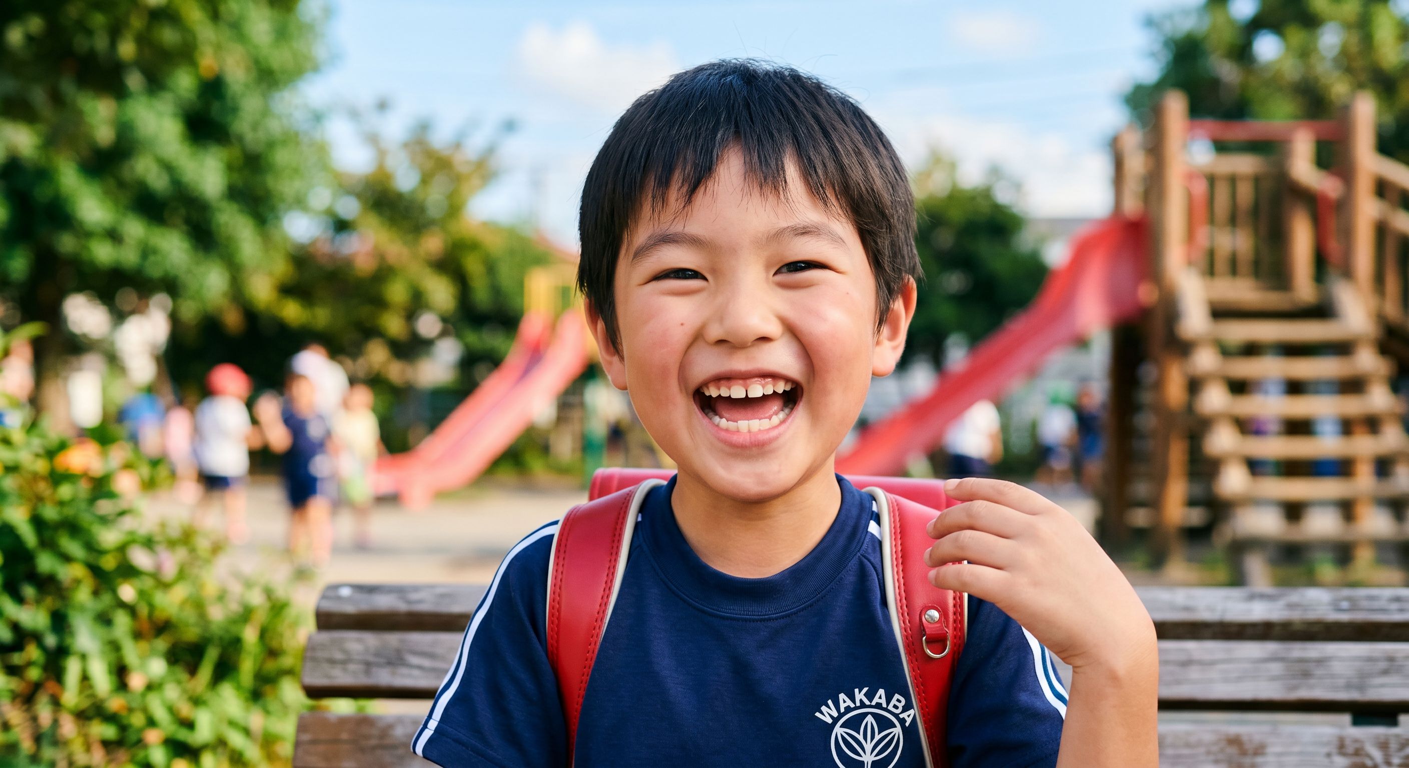 小学生くらいの子どもが笑顔で歯を見せている